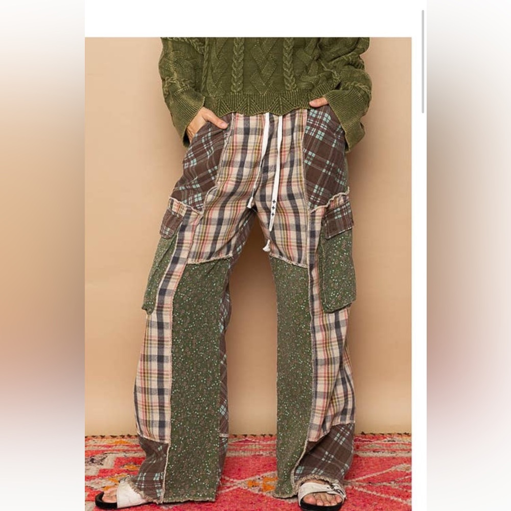 POL Wide Led Elastic Waist Plaid Cargo Pants - Size Small - NWOT - Never Worn
